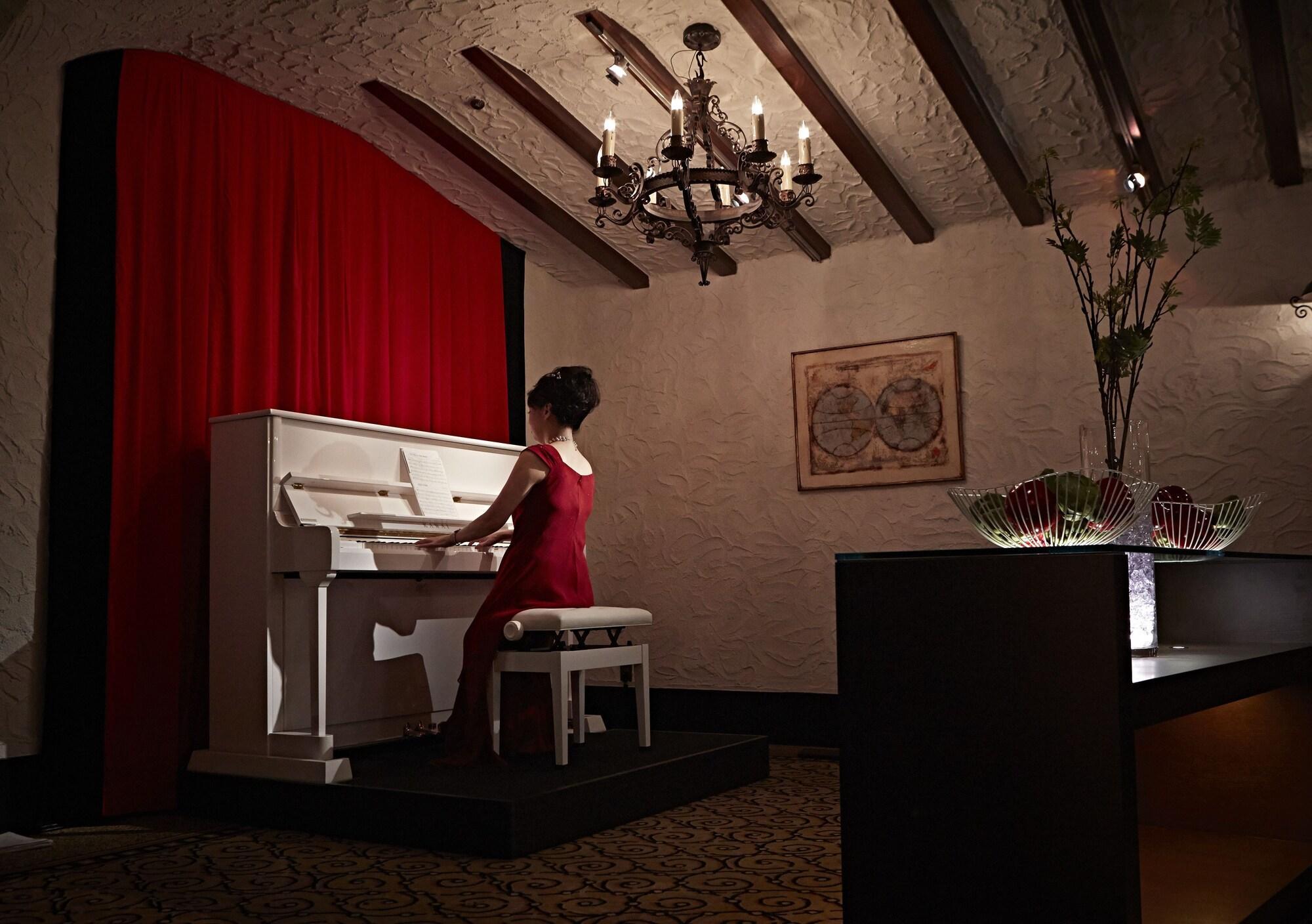 Hotel New Otani Hakata Fukuoka  Exterior foto A piano player at the lobby of the hotel