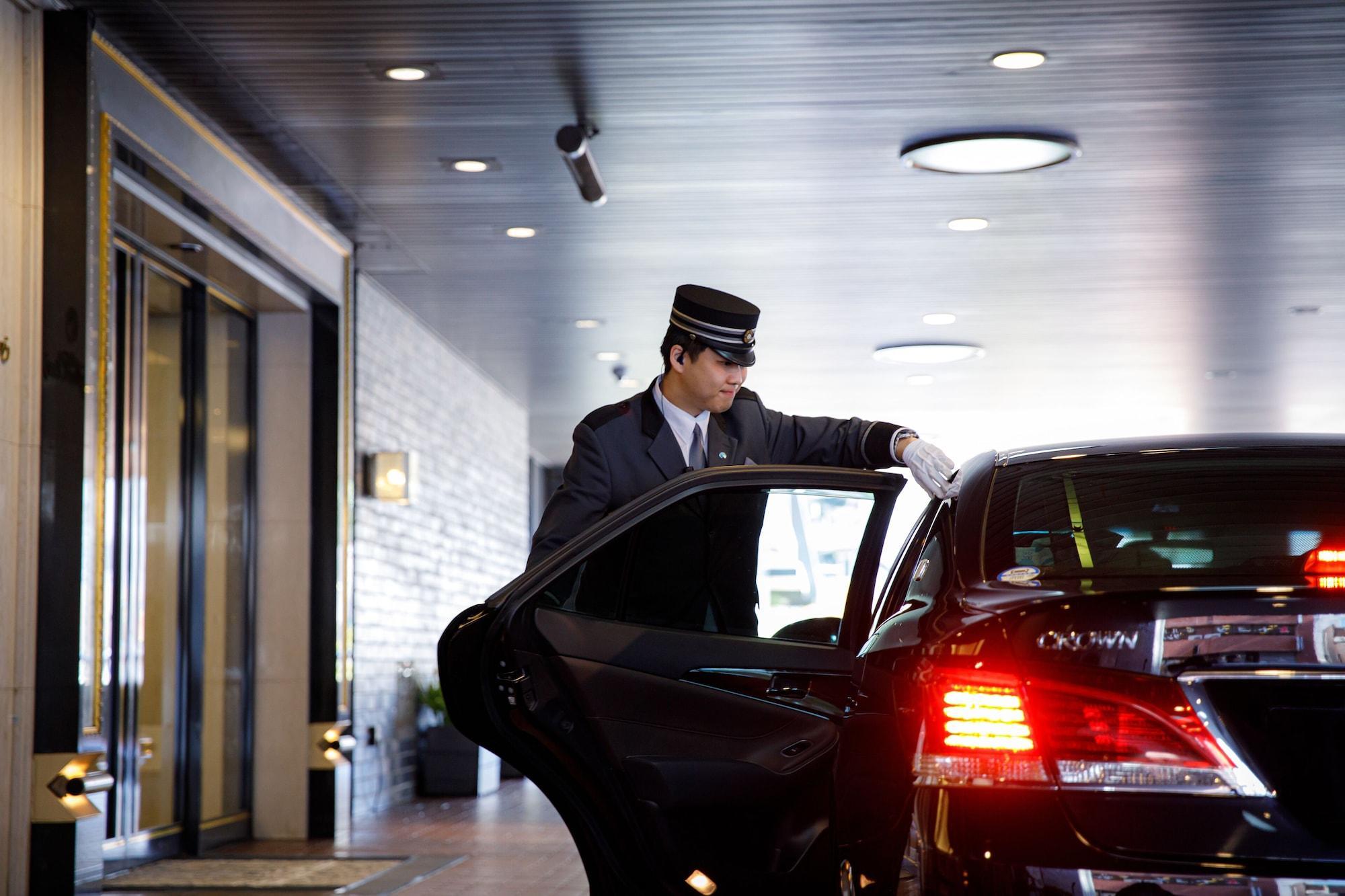 Hotel New Otani Hakata Fukuoka  Exterior foto A chauffeur opening a car door