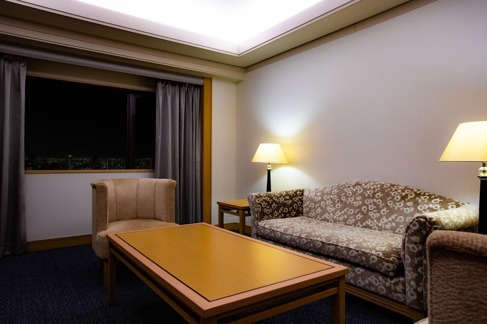 Hotel New Otani Hakata Fukuoka  Exterior foto A living room in a suite at the hotel
