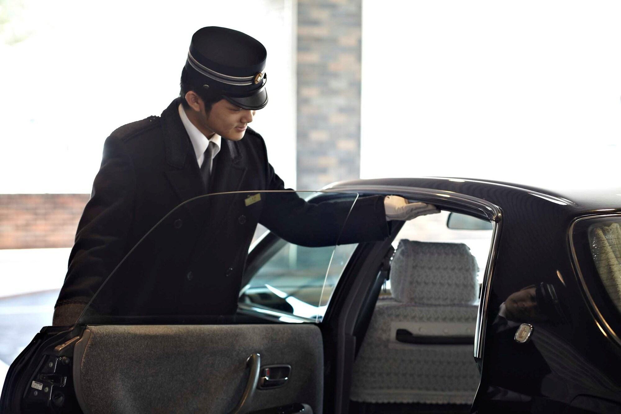Hotel New Otani Hakata Fukuoka  Exterior foto A chauffeur opening a car door