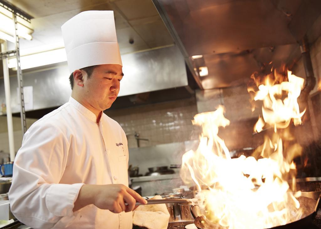 Hotel New Otani Hakata Fukuoka  Exterior foto A chef cooking with a wok